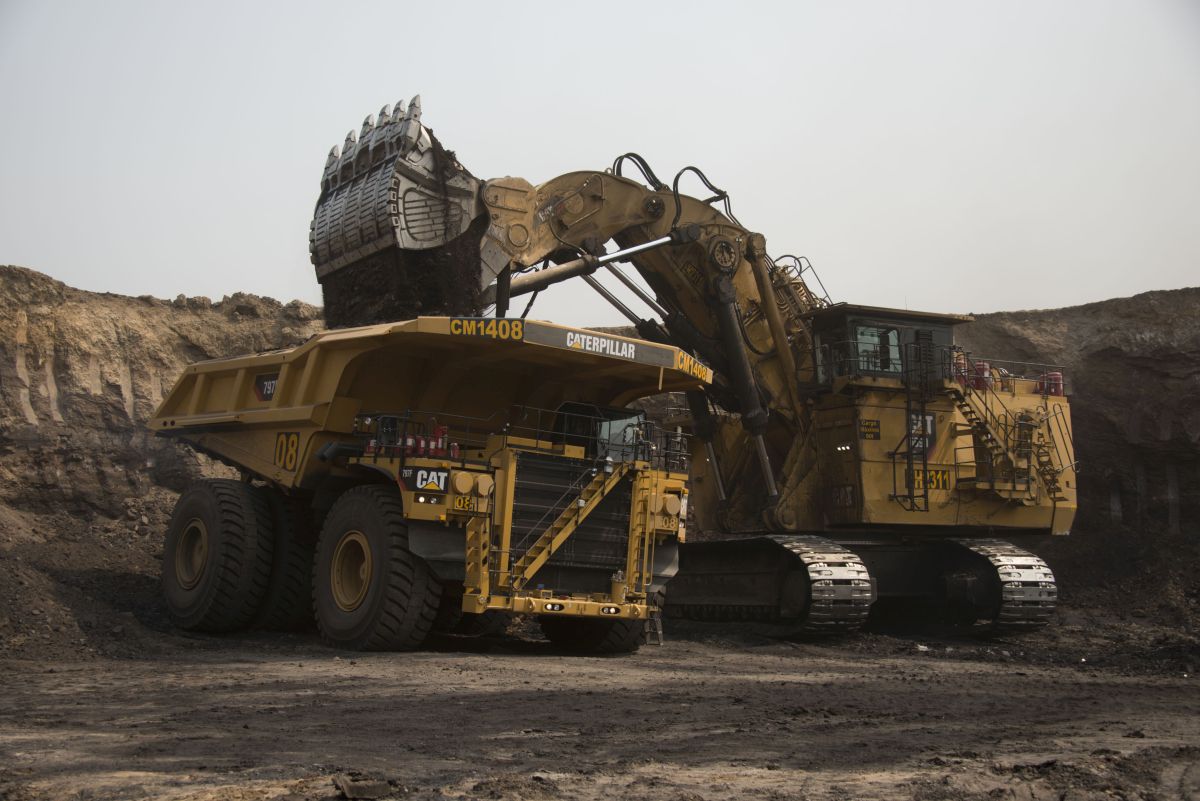 Nakládání dampru Cat 797F pomocí obřího rýpadla Cat 6090
