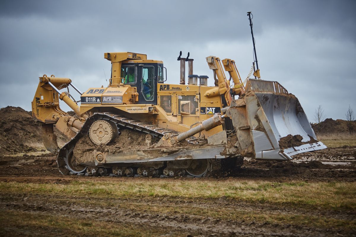 Dozer Cat D11 z flotily plzeňské firmy APB