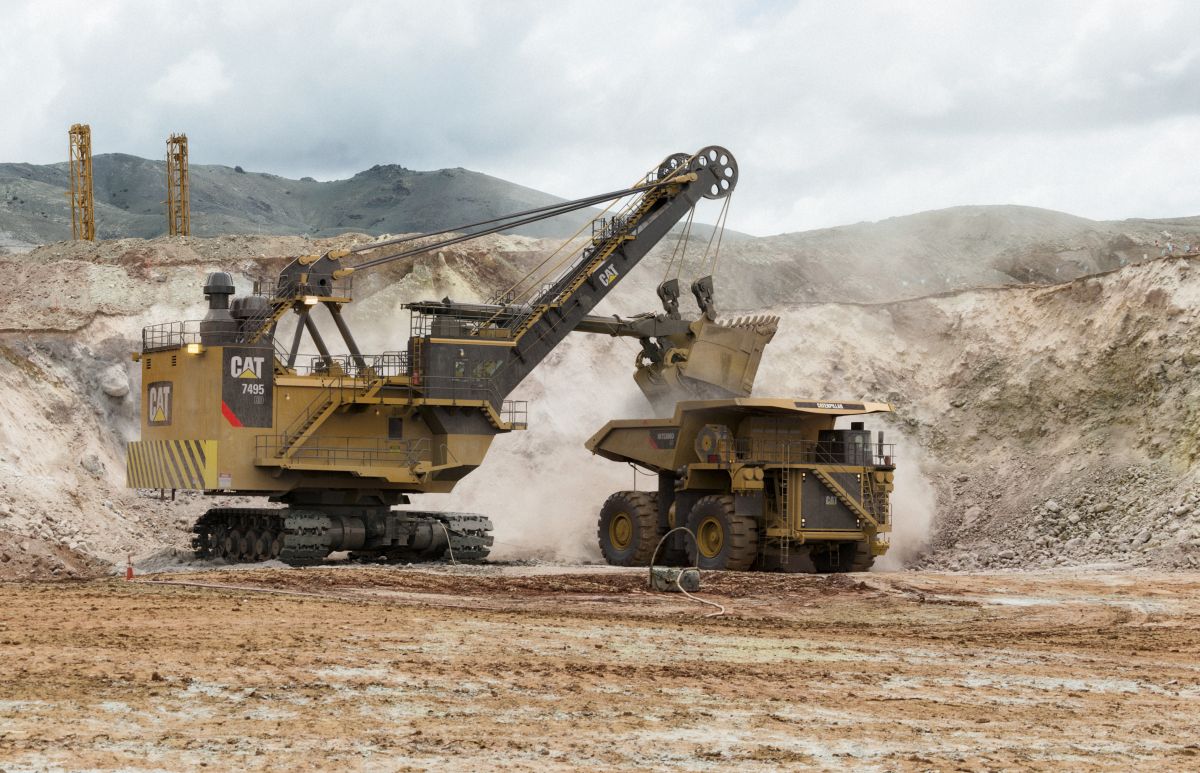 Gigantické lanové rýpadlo Cat 7495 v akci