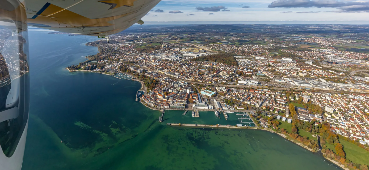 Město Friedrichshafen pohledem ze vzducholodě nové generace Zeppelin NT