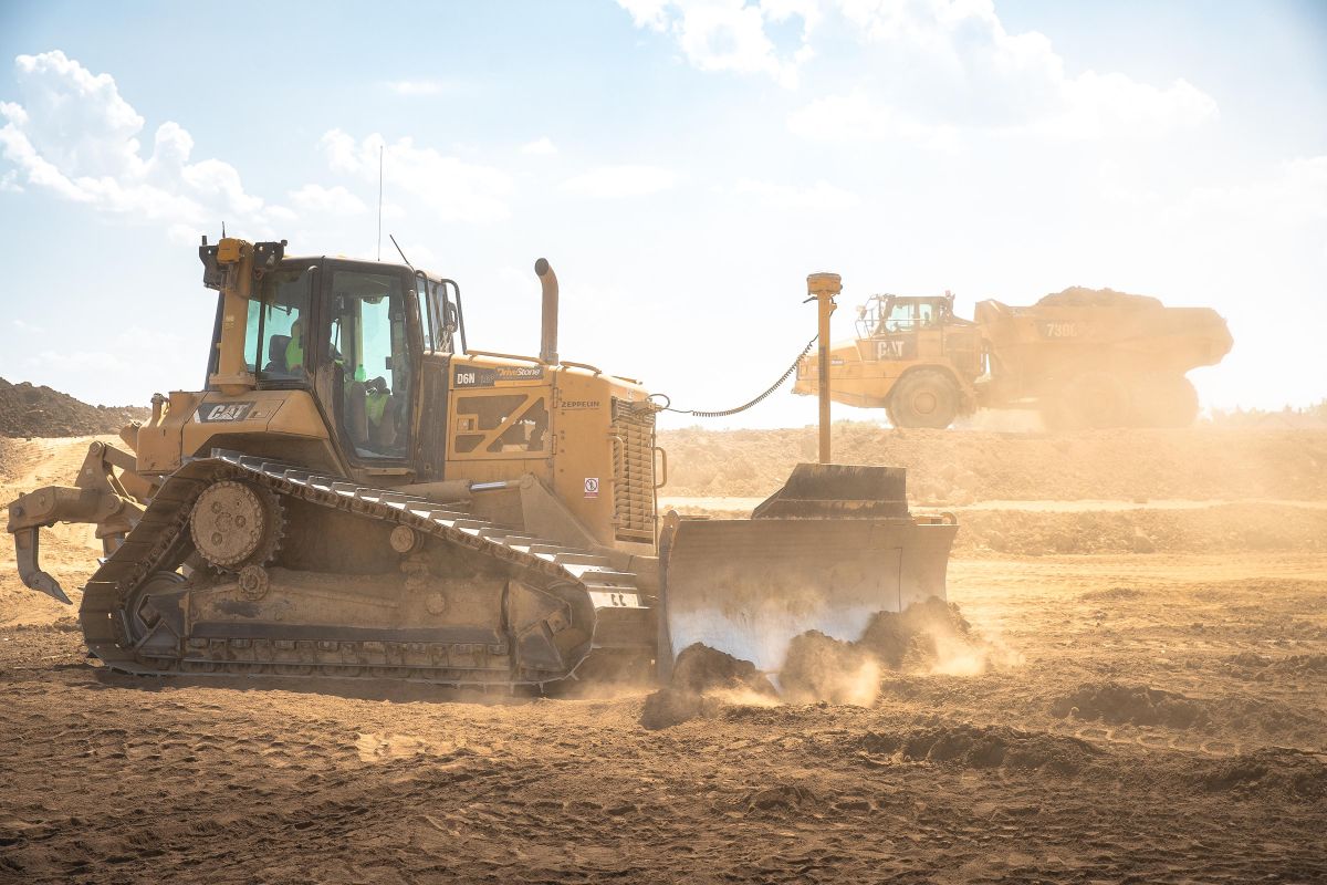 Dozer Cat D6N LGP při výstavbě obchvatu Běchovic u Prahy