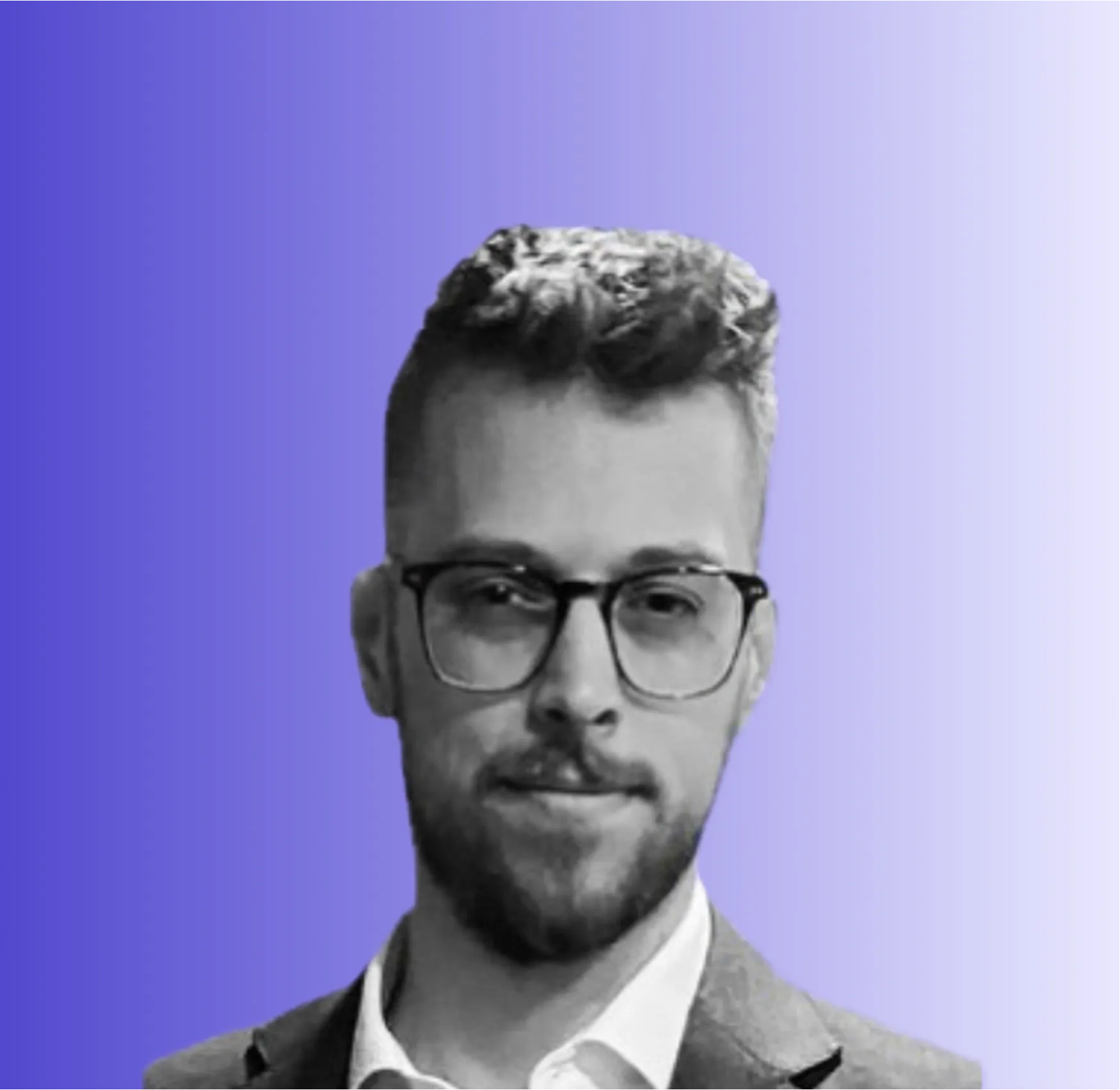 Porträt eines Mannes mit Brille, Bart und kurzem lockigem Haar vor einem violetten Farbverlauf.