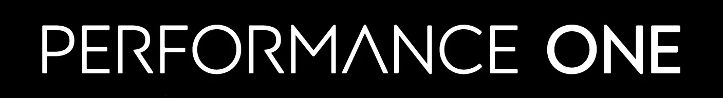 Der Schriftzug PERFORMANCE ONE in weißer Großbuchstaben auf schwarzem Hintergrund.