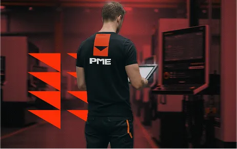 PME inzenyr drzi ipad