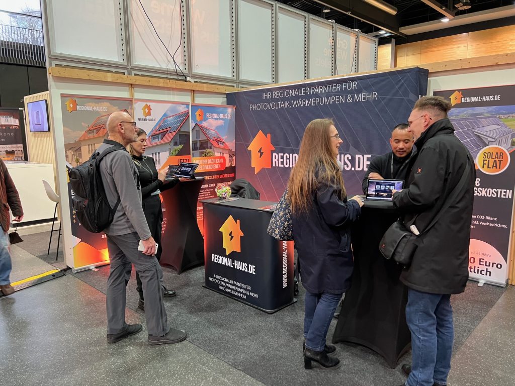 Mehrere Hausbesitzer am Stand von Regional Haus