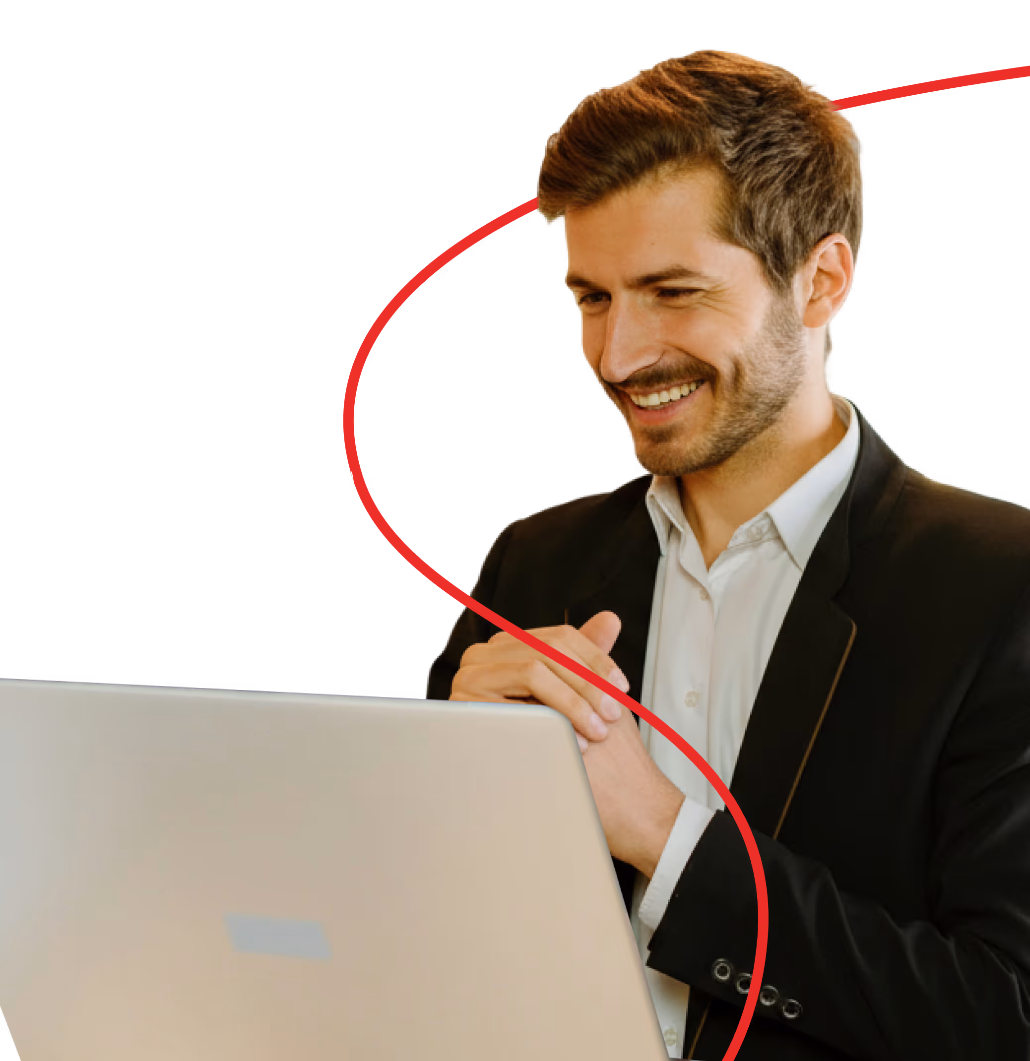 Man in een zwarte jas glimlachend terwijl hij naar een laptop kijkt.