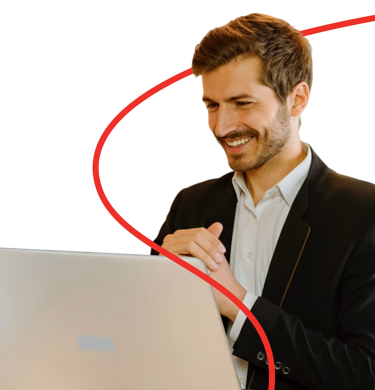 Man in een zwarte jas glimlachend terwijl hij naar een laptop kijkt.