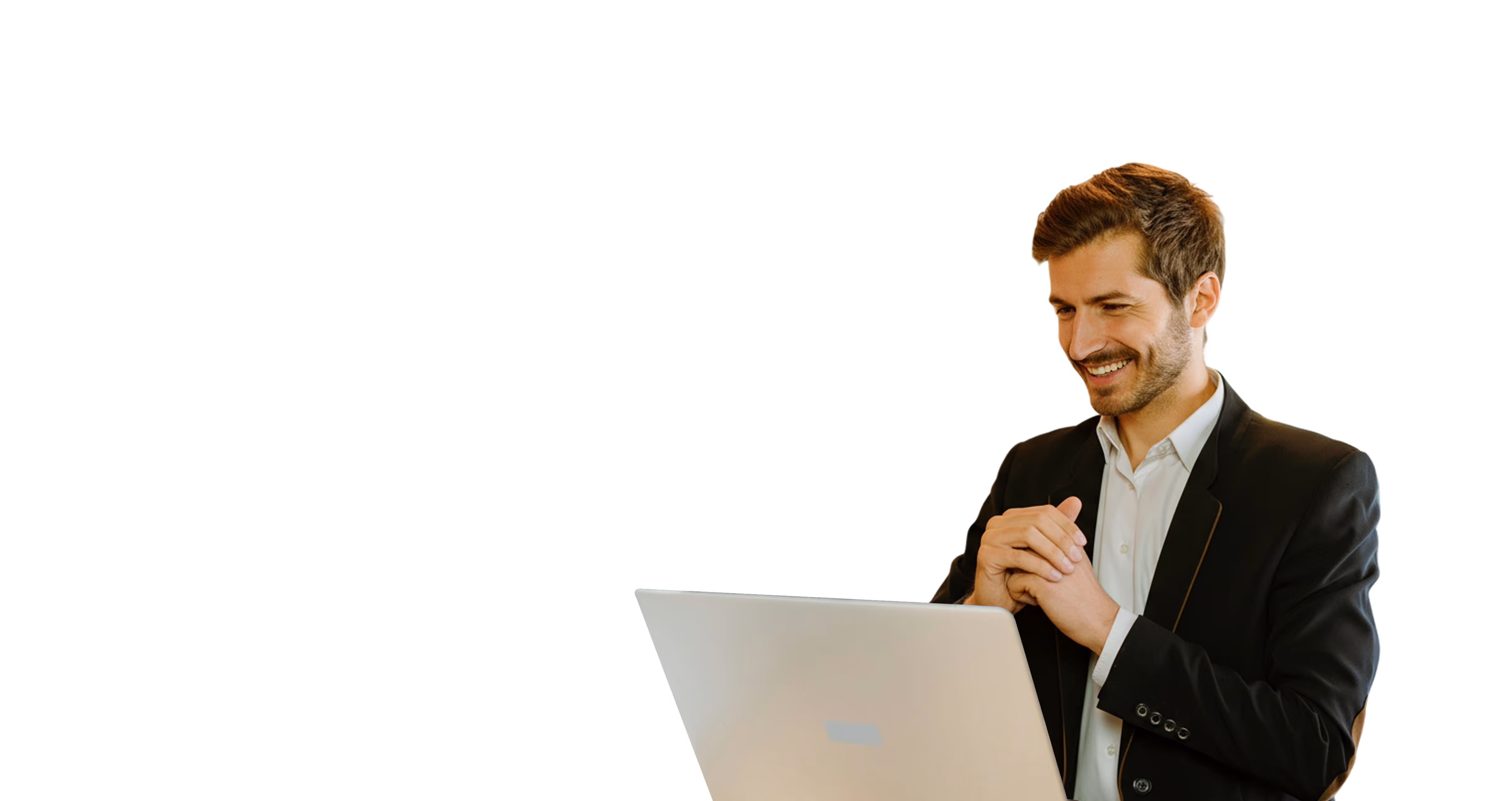 Man in een zwarte jas glimlachend terwijl hij naar een laptop kijkt.