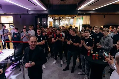 Crowd of traders cheering on during the competition.