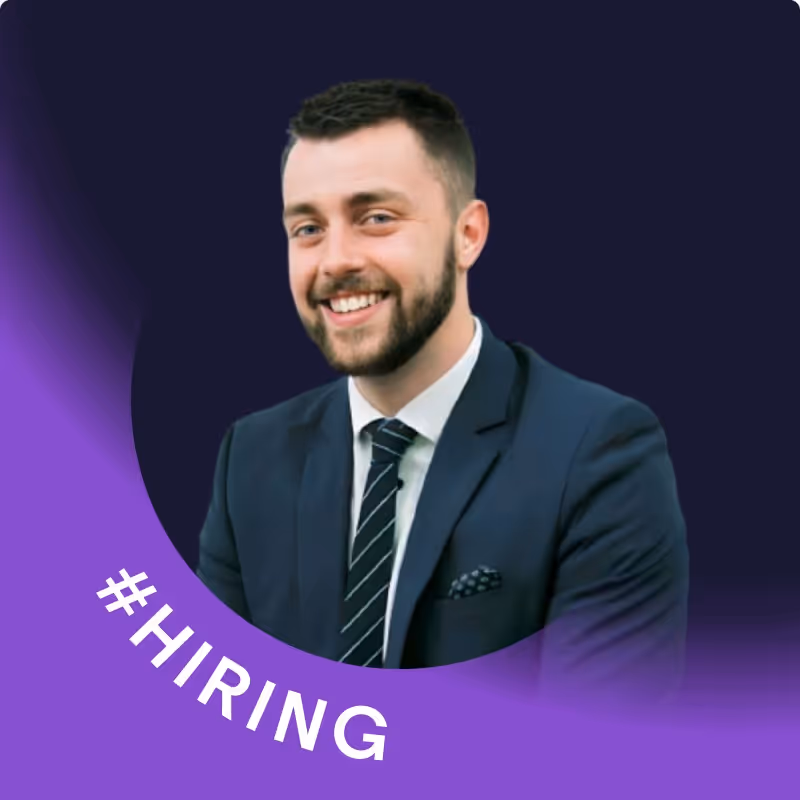 Jeune homme souriant en costume sombre avec cravate, sur fond noir et violet avec le texte #HIRING.