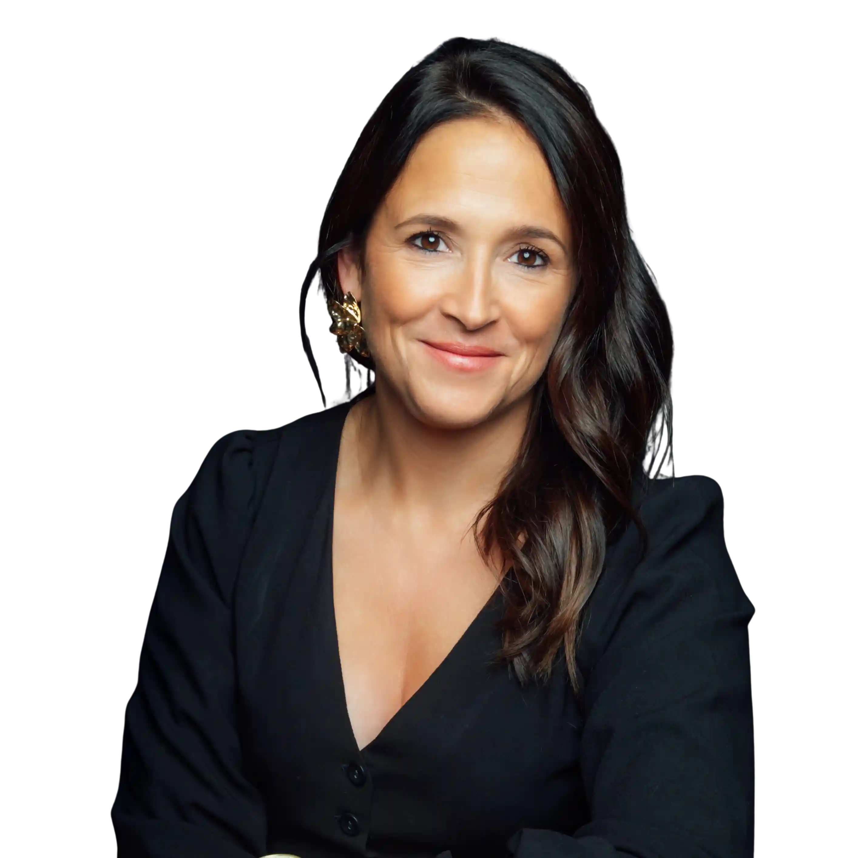 Homme avec barbe et cheveux courts portant une chemise grise à motifs, regardant vers l'avant avec un léger sourire.