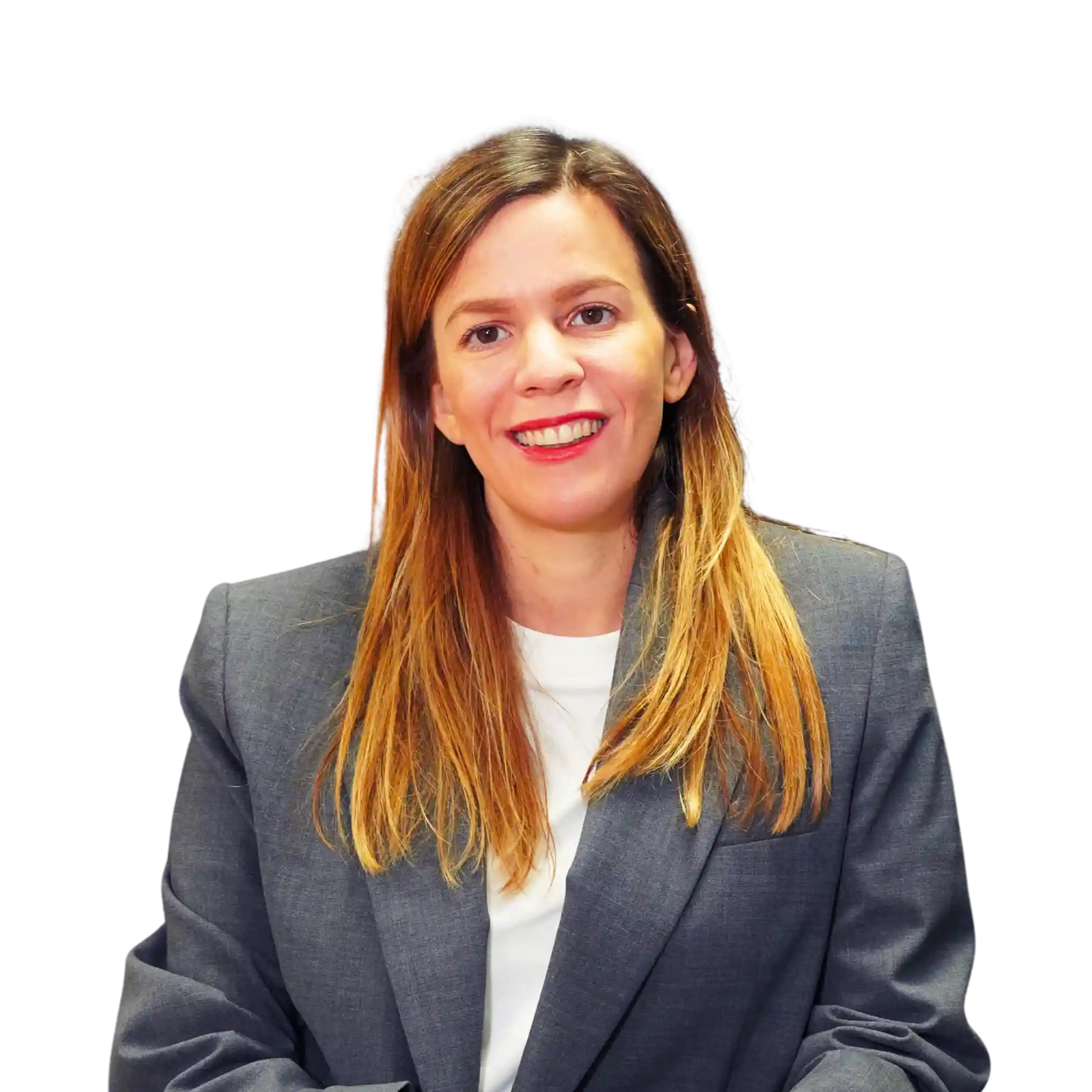 Homme avec barbe et cheveux courts portant une chemise grise à motifs, regardant vers l'avant avec un léger sourire.