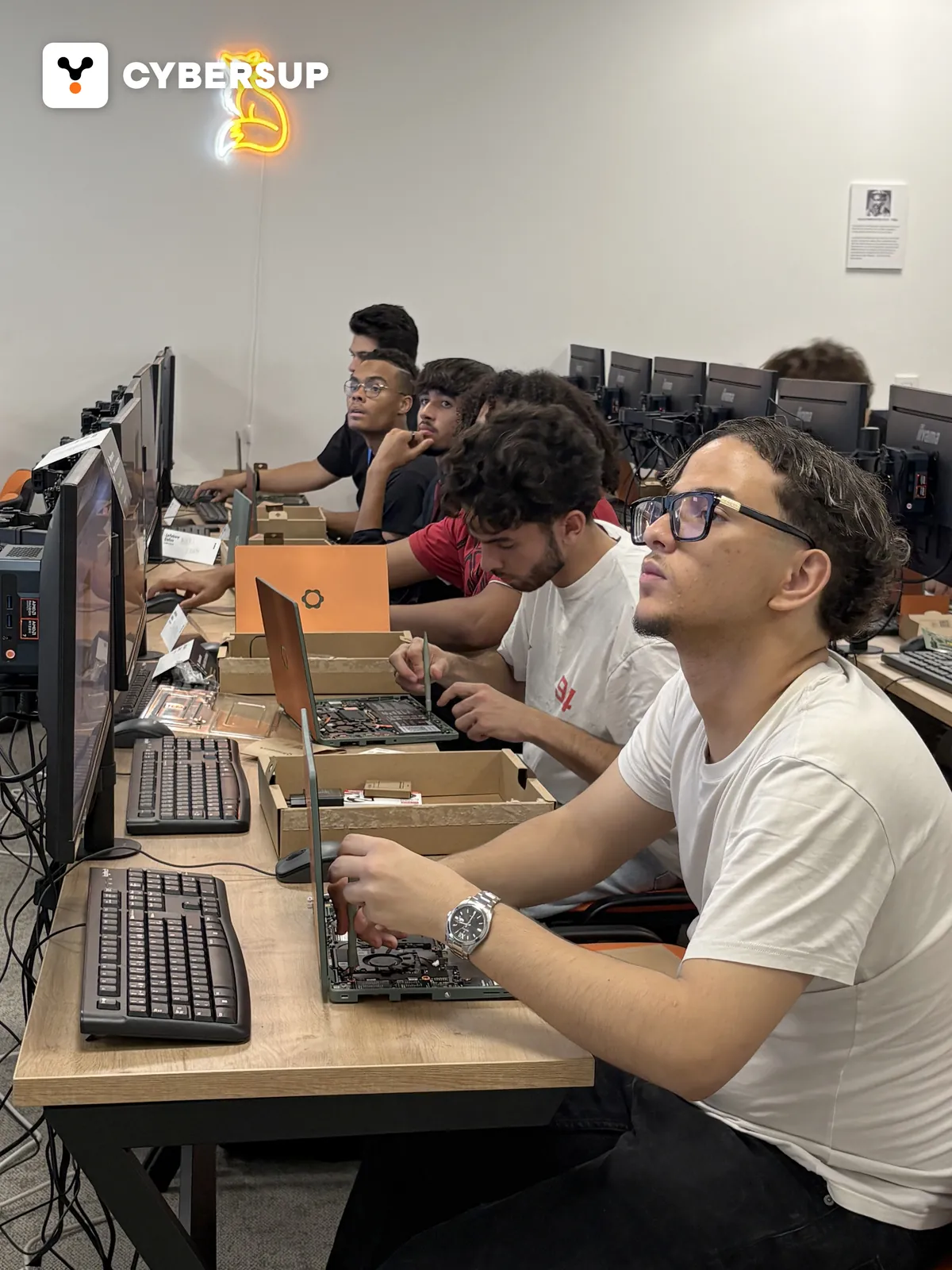 Étudiant assemblant son Framework Laptop 12 en suivant un tutoriel