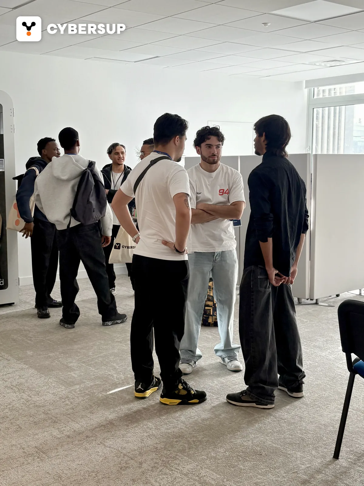 Étudiants de Bachelor 1 faisant connaissance lors de la rentrée à Cybersup