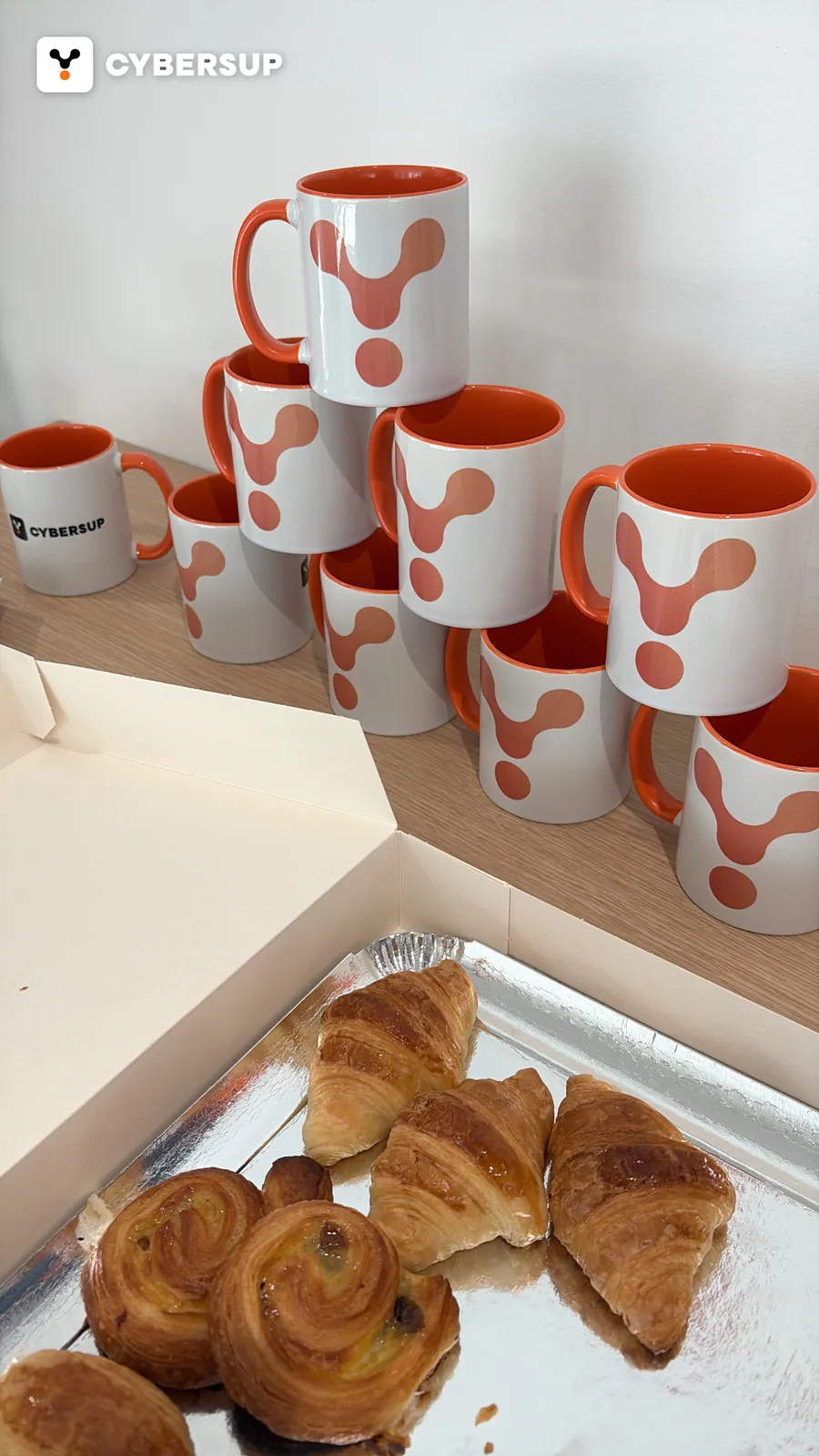 Accueil des étudiants de Bachelor 1 avec mugs Cybersup et viennoiseries
