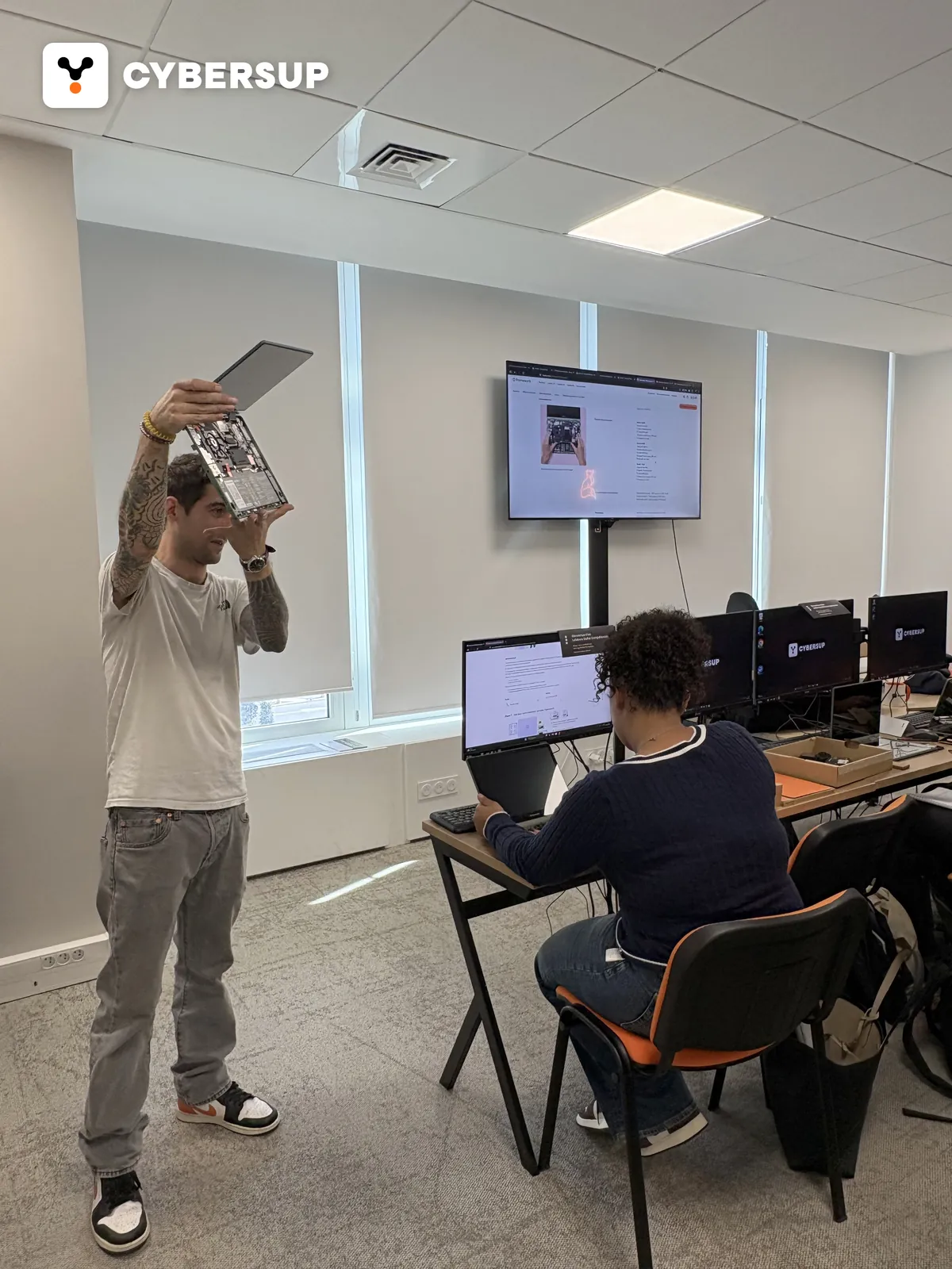 Formateur Cybersup présentant l'intérieur d'un Framework Laptop 12