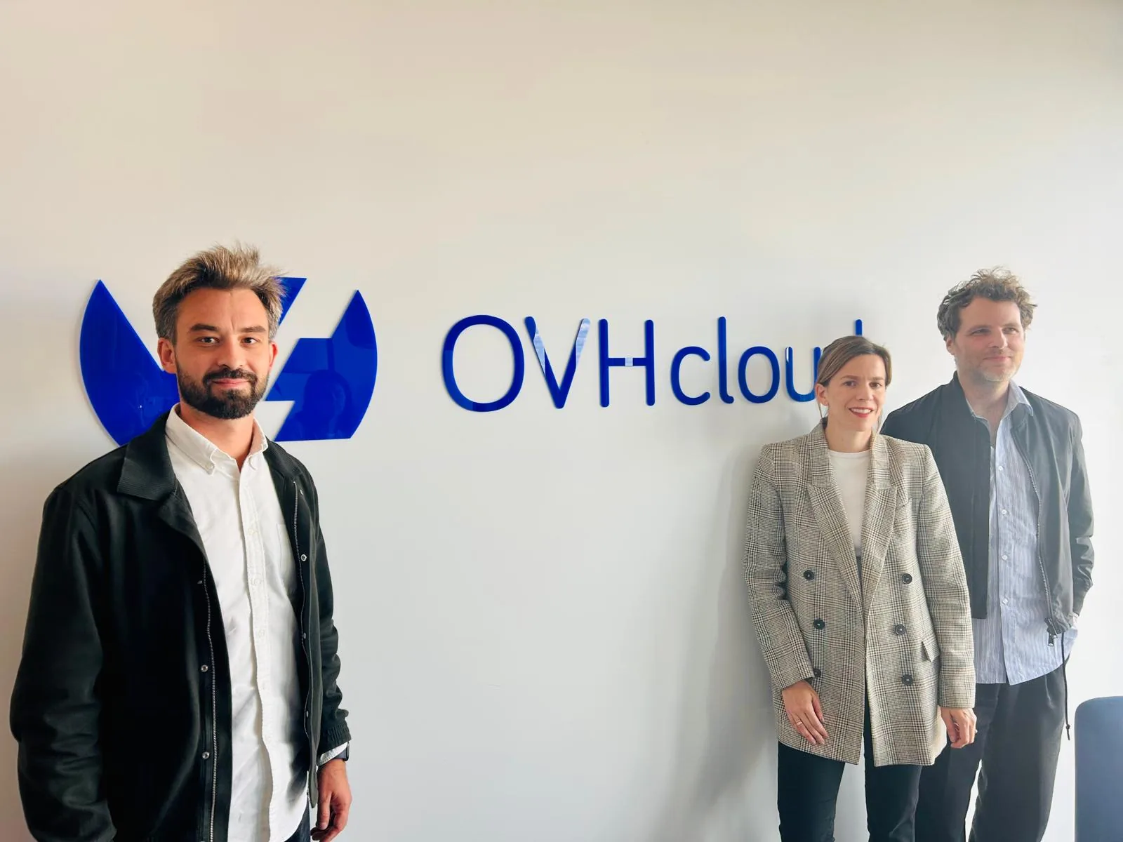 Les équipes Cybersup et OVHcloud devant le logo OVHcloud