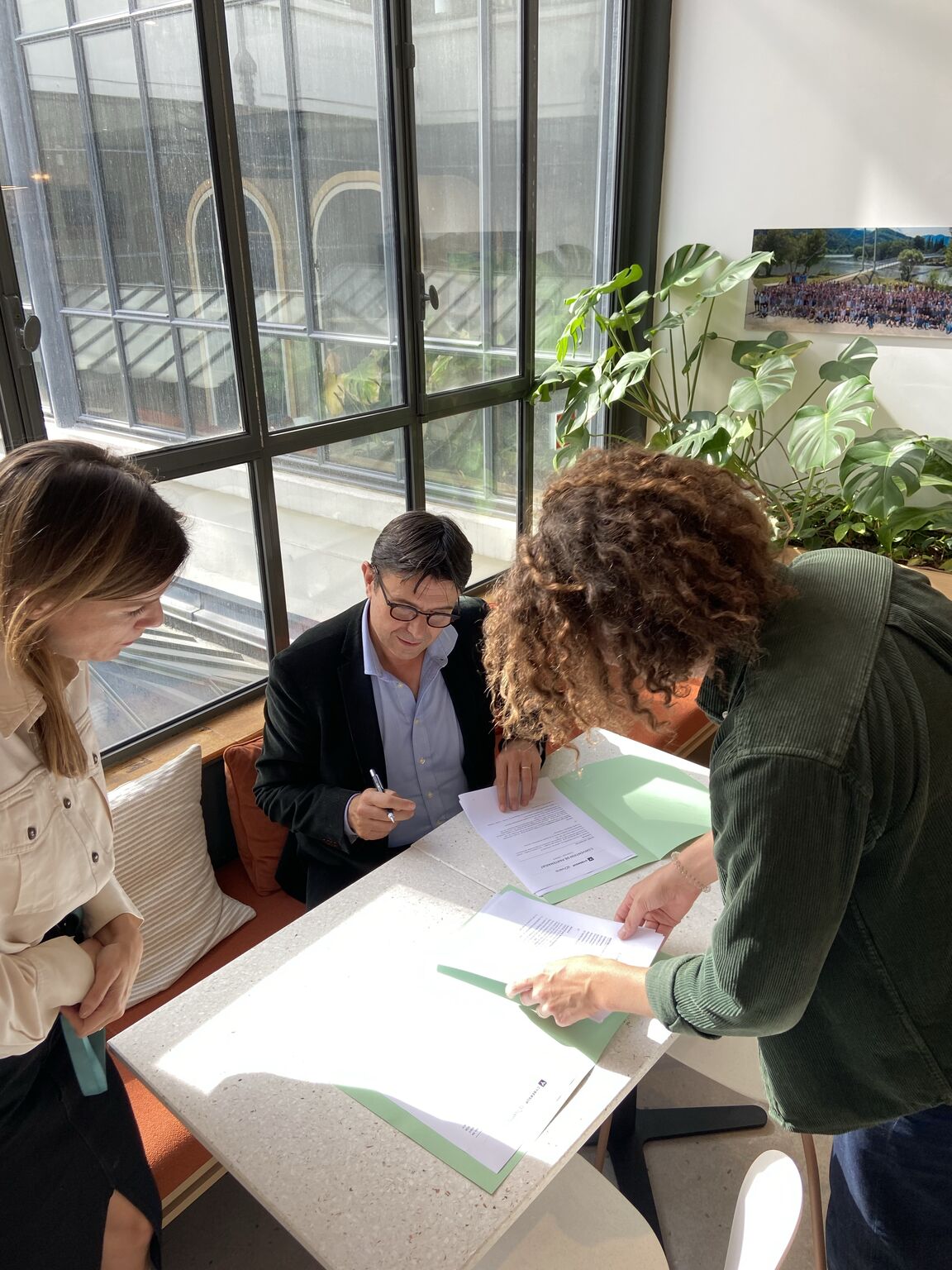 Les équipes Cybersup et Advens lors de la signature de la convention