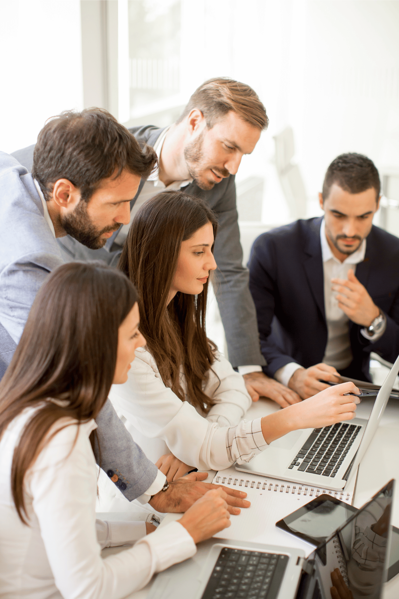 3 Mitarbeiter diskutieren freundlich