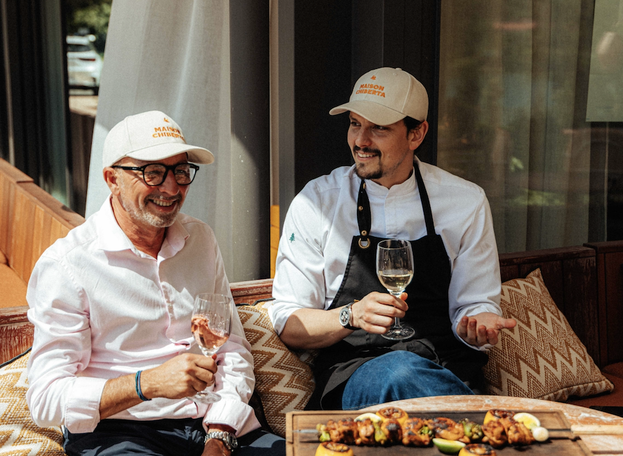 Le Chef Juan Arbelaez avec le Directeur Diamantino Rocha qui jouent à la pétanque dans l'hôtel Maison Chiberta