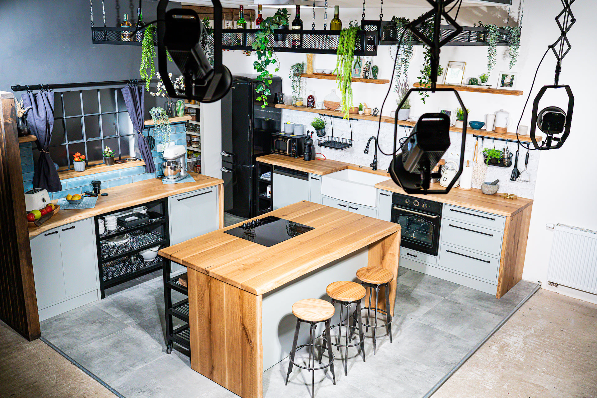 [background image] image of a bike workshop (for a bicycle shop)