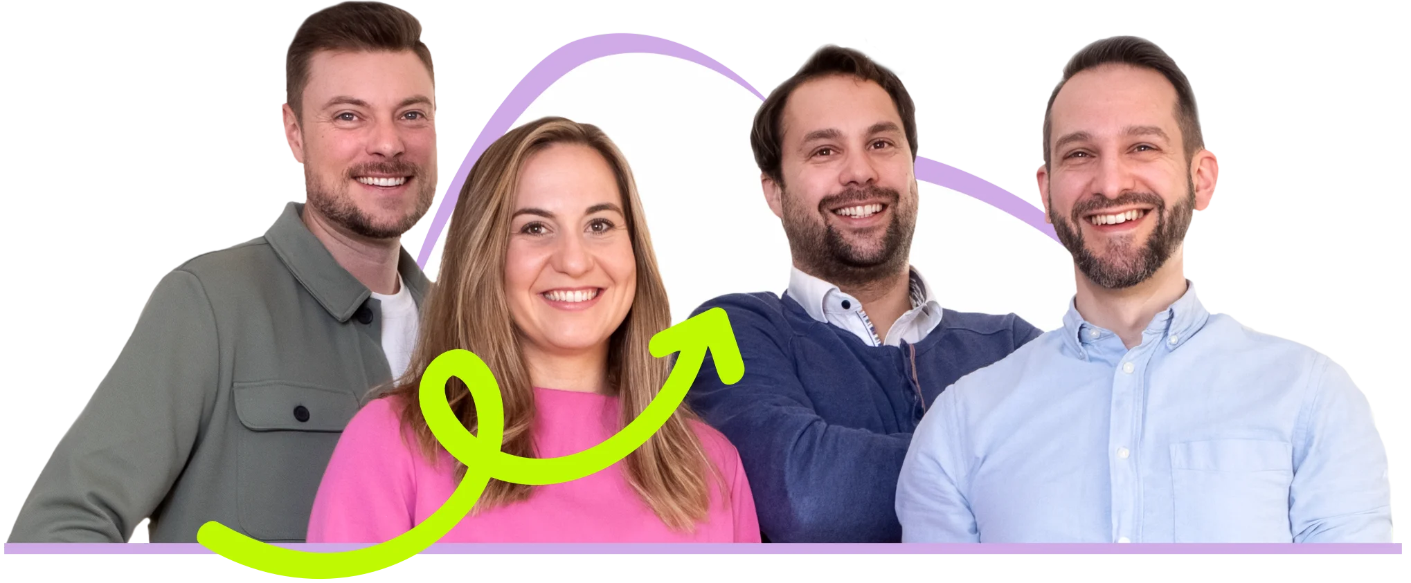Vier lächelnde Personen in legerer Kleidung vor weißem Hintergrund mit violettem Rahmen und grünem Pfeil.