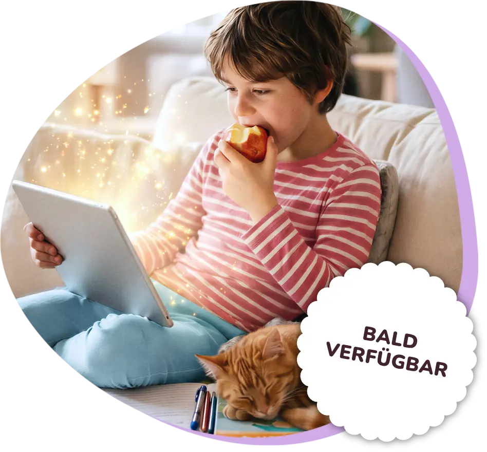 Ein Kind sitzt auf dem Sofa, isst einen Apfel und schaut auf ein Tablet, neben ihm schläft eine Katze. weisser kreis auf dem steht: Jetzt verfügbar