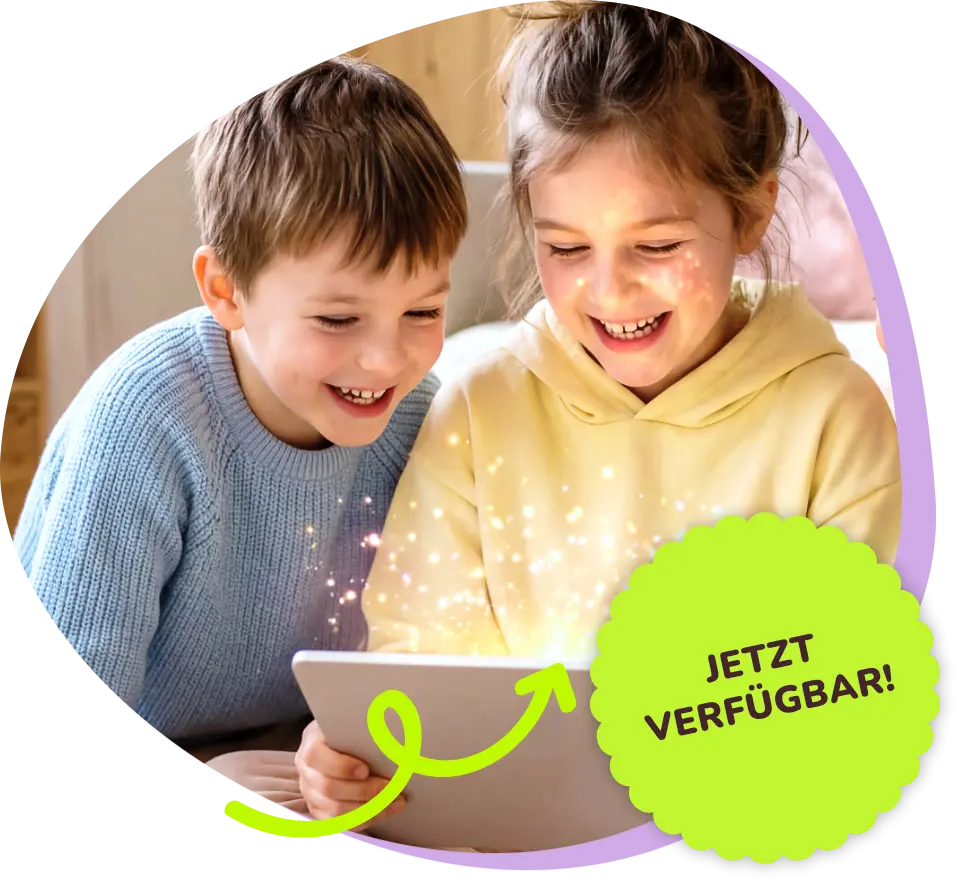 Zwei lachende Kinder schauen gemeinsam auf ein leuchtendes Tablet. Grüner Pfeil zeigt auf Infofläche: Jetzt verfügbar