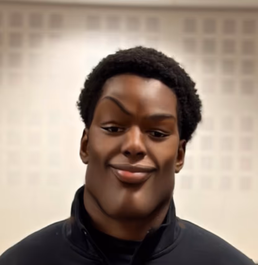 Portrait d'un jeune homme souriant avec une expression faciale amusante
