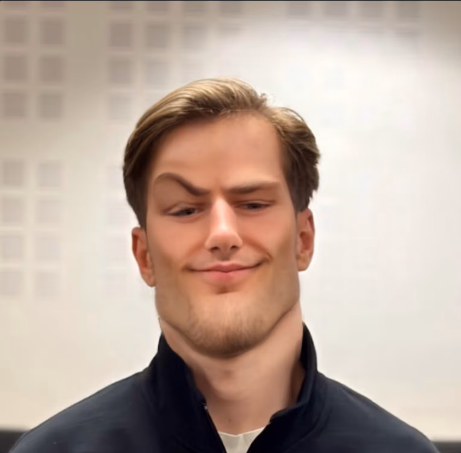 Portrait d'un jeune homme avec une expression faciale amusante