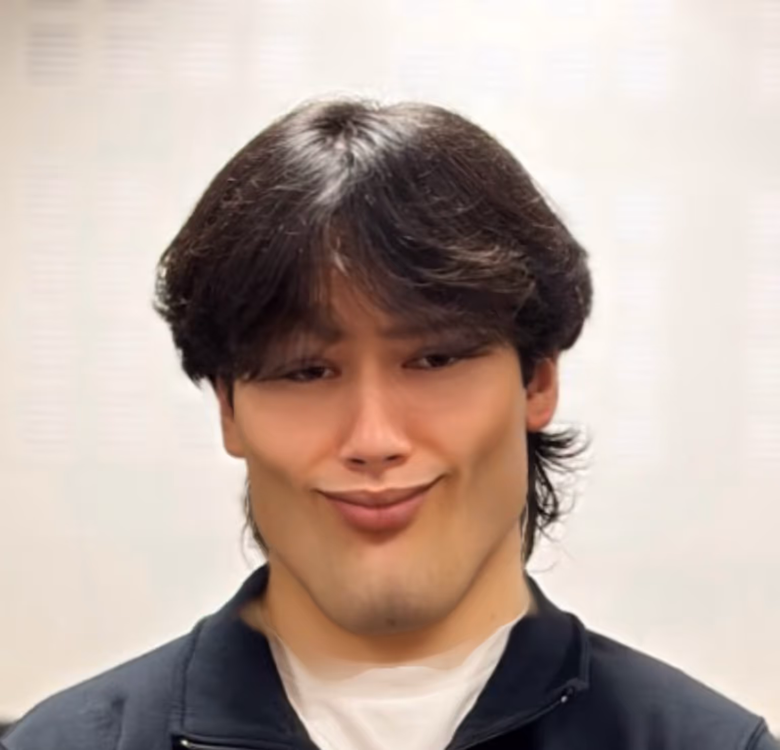 Portrait d'un jeune homme souriant avec une coupe de cheveux moderne