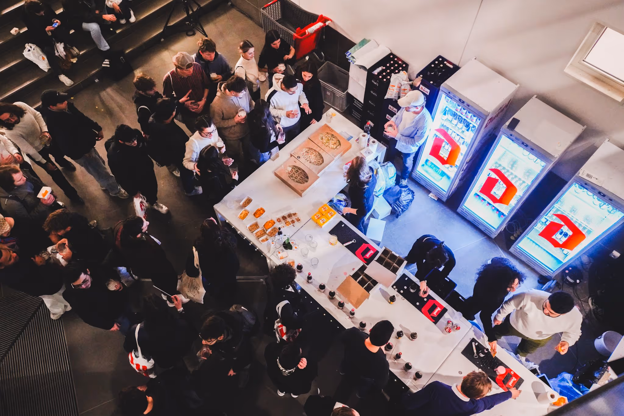 Vue d'ensemble d'un comptoir de restauration bondé avec des pizzas et des boissons