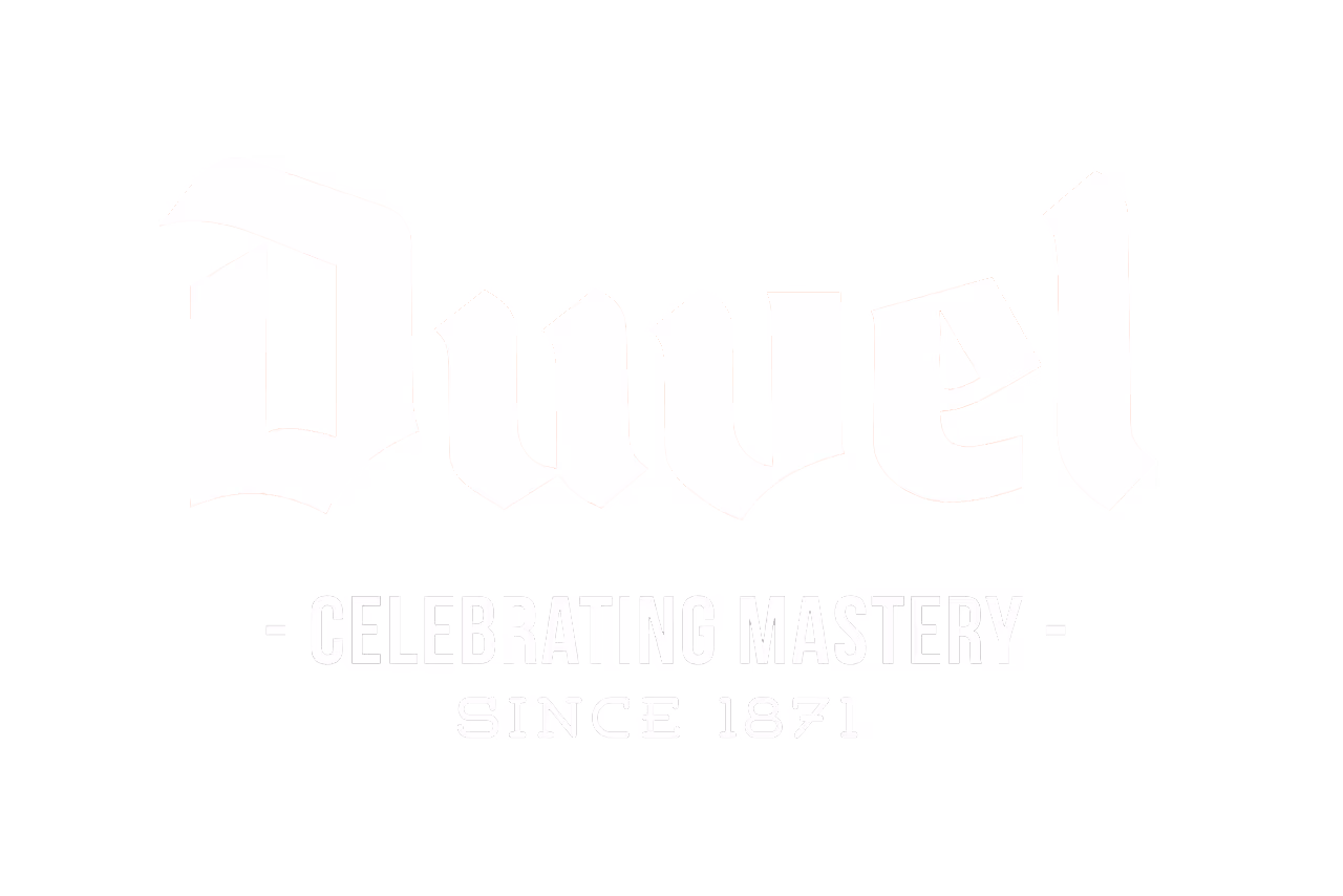 Logo blanc minimal de Celebrating Mastery, fondé en 1851