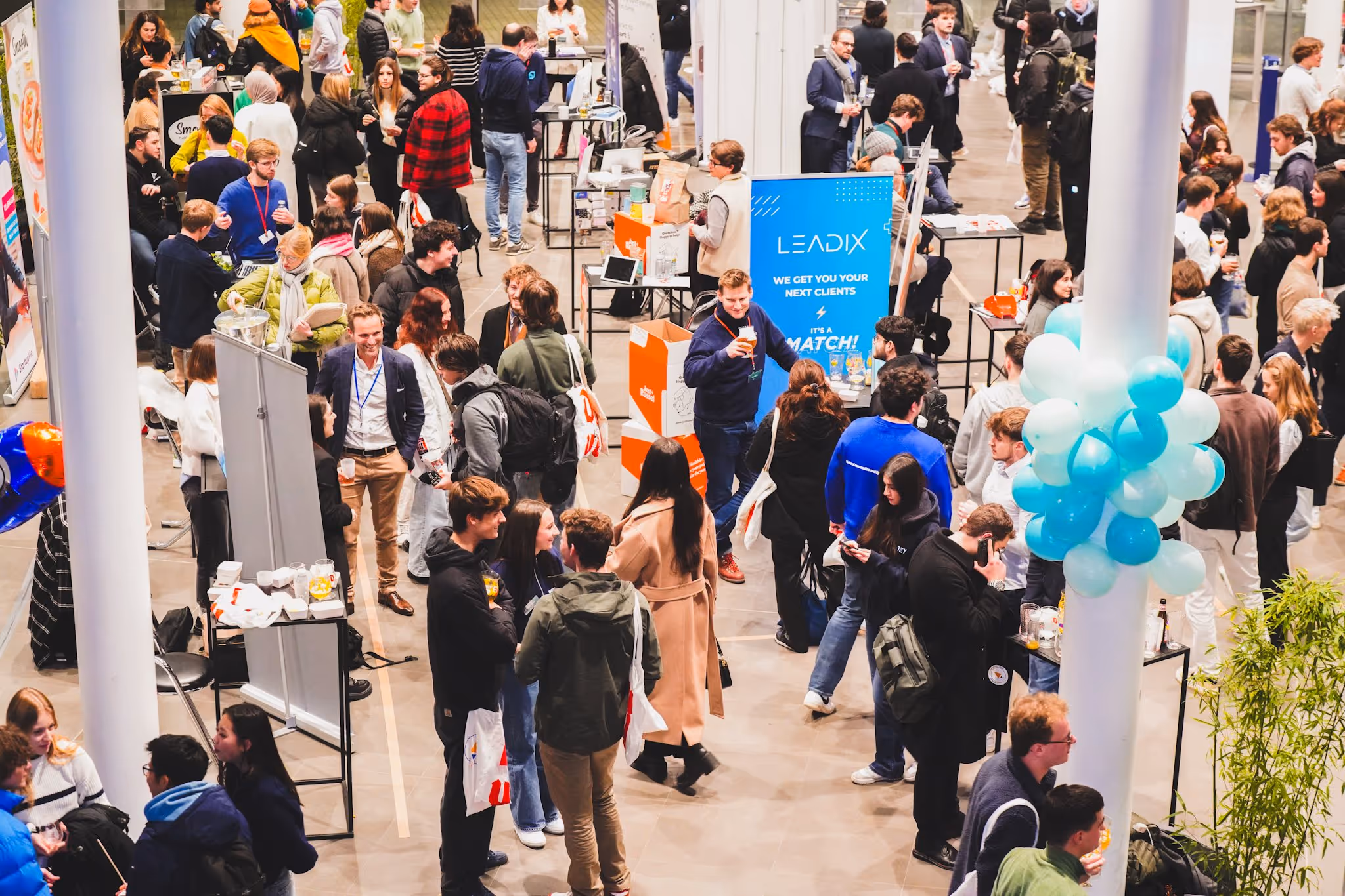 Événement d'affaires Leadix animé avec de nombreux participants et stands