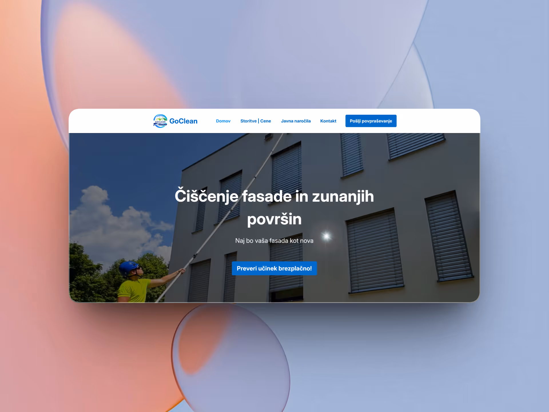 Delavec v čeladi čisti fasado večnadstropne zgradbe z dolgo palico. Slika je del spletne strani iy referenc