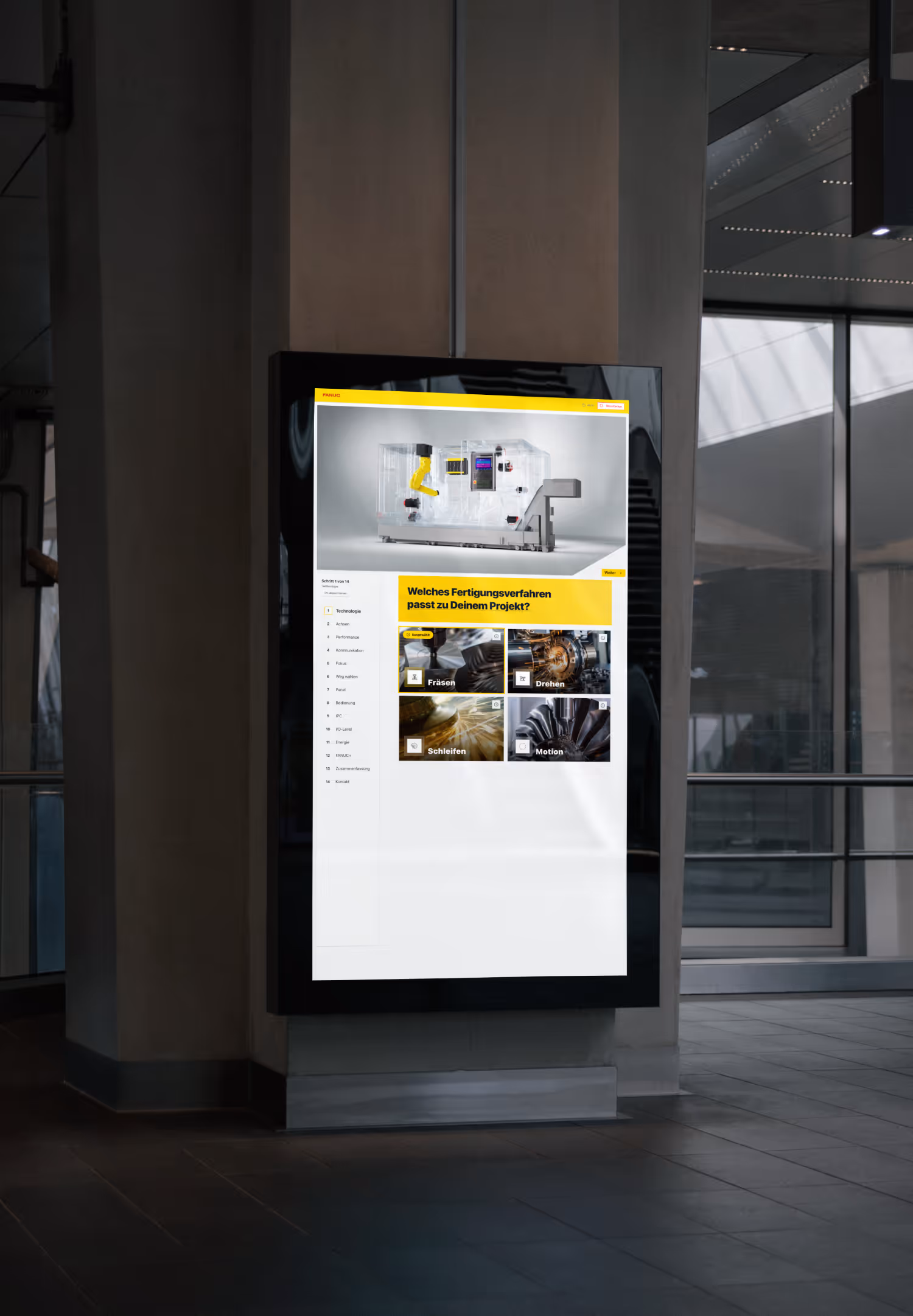 Digitales Display in einem Gebäude mit Konfigurator-Oberfläche für Fertigungsverfahren zur Projektauswahl.