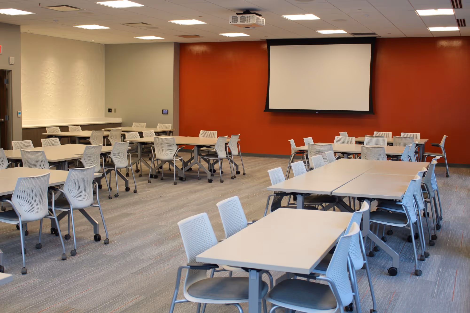 Image of a coworking space with many tables and chairs.