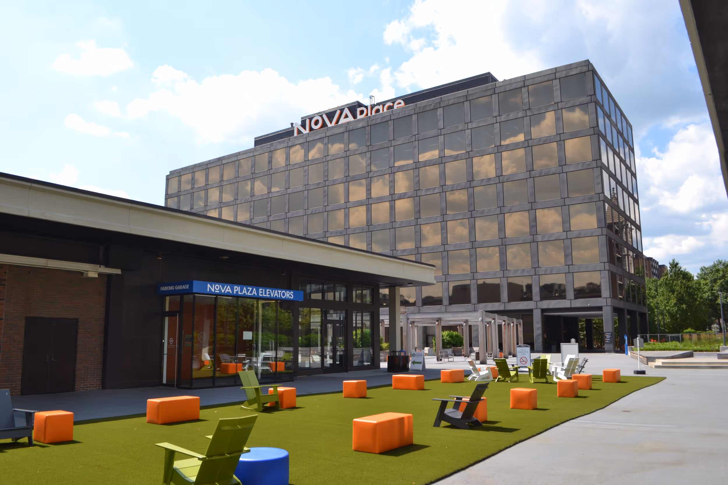 Image of Nova Tower 1's outdoor seating/yard space.