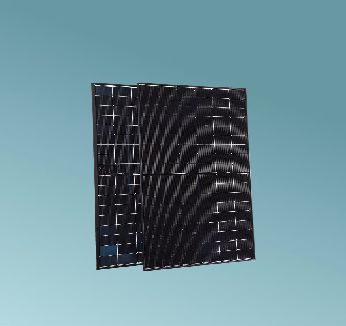 Dos paneles solares negros uno frente al otro sobre fondo azul degradado.