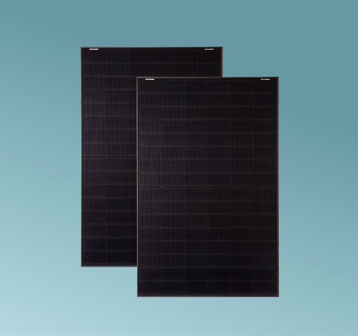 Dos paneles solares negros superpuestos sobre un fondo azul claro.