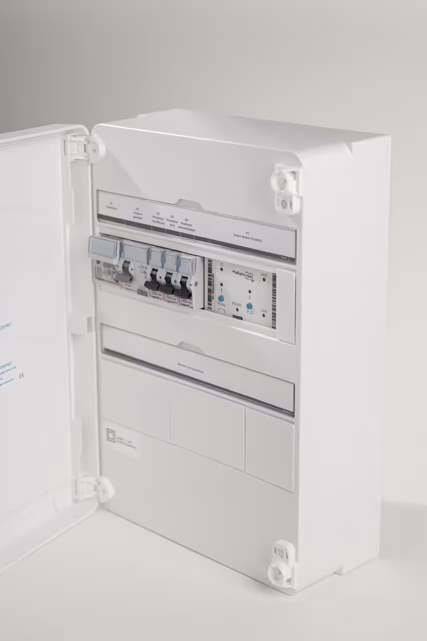 Cuadro eléctrico blanco con puerta abierta mostrando interruptores y conexiones internas.