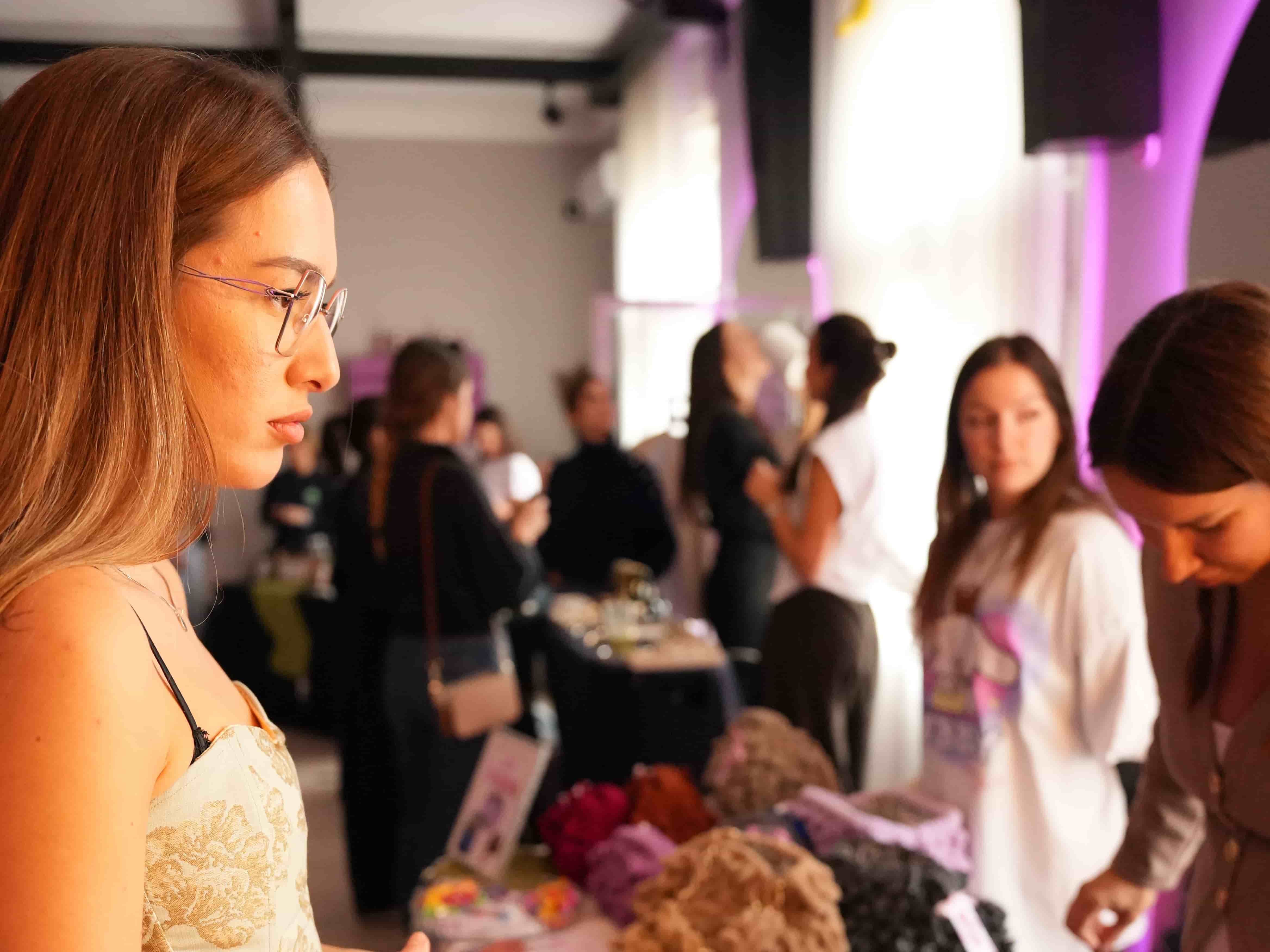 Atmosfera na Glitter Eventu u studiju Pole Dance House.