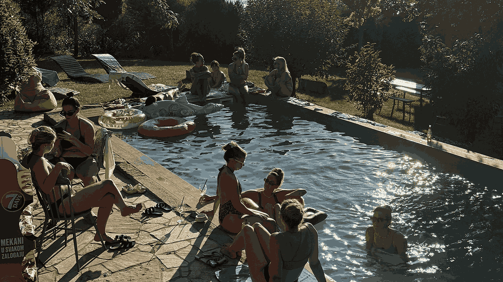 Feminine Aerial Retreat devojke na dnevnoj žurci