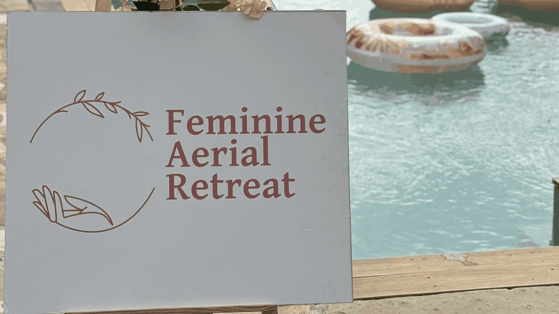 Feminine Aerial Retreat ulaz na bazen