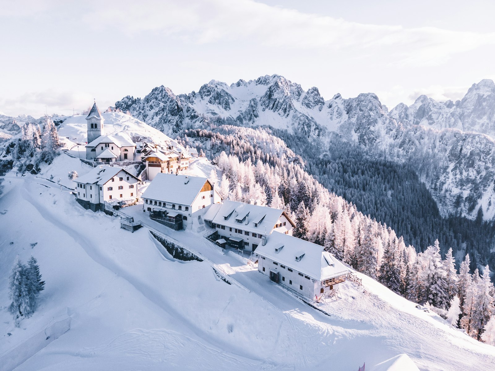 Verschneite Berghäuser in den Alpen: Ferienwohnung in Courmayeur im Winter vermieten