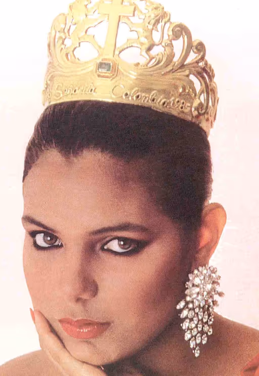 Retrato de una mujer con una corona dorada y pendientes grandes de pedrería.