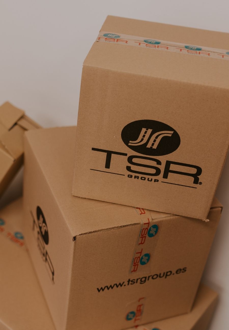 Cajas de cartón con logotipo TSR Group listas para servicio de paquetería y envíos urgentes