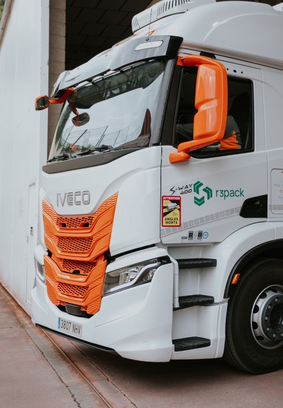 Cabeza tractora IVECO S-Way de la flota TSR Group preparada para transporte nacional e internacional de mercancías