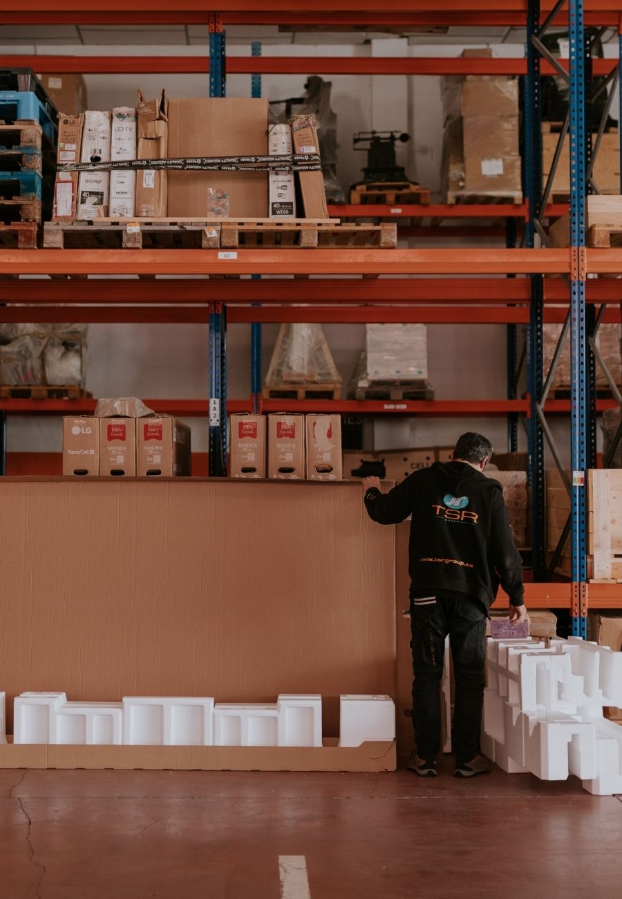 Operario de TSR Group organizando mercancía en estanterías del centro logístico y almacén de 5000 metros cuadrados