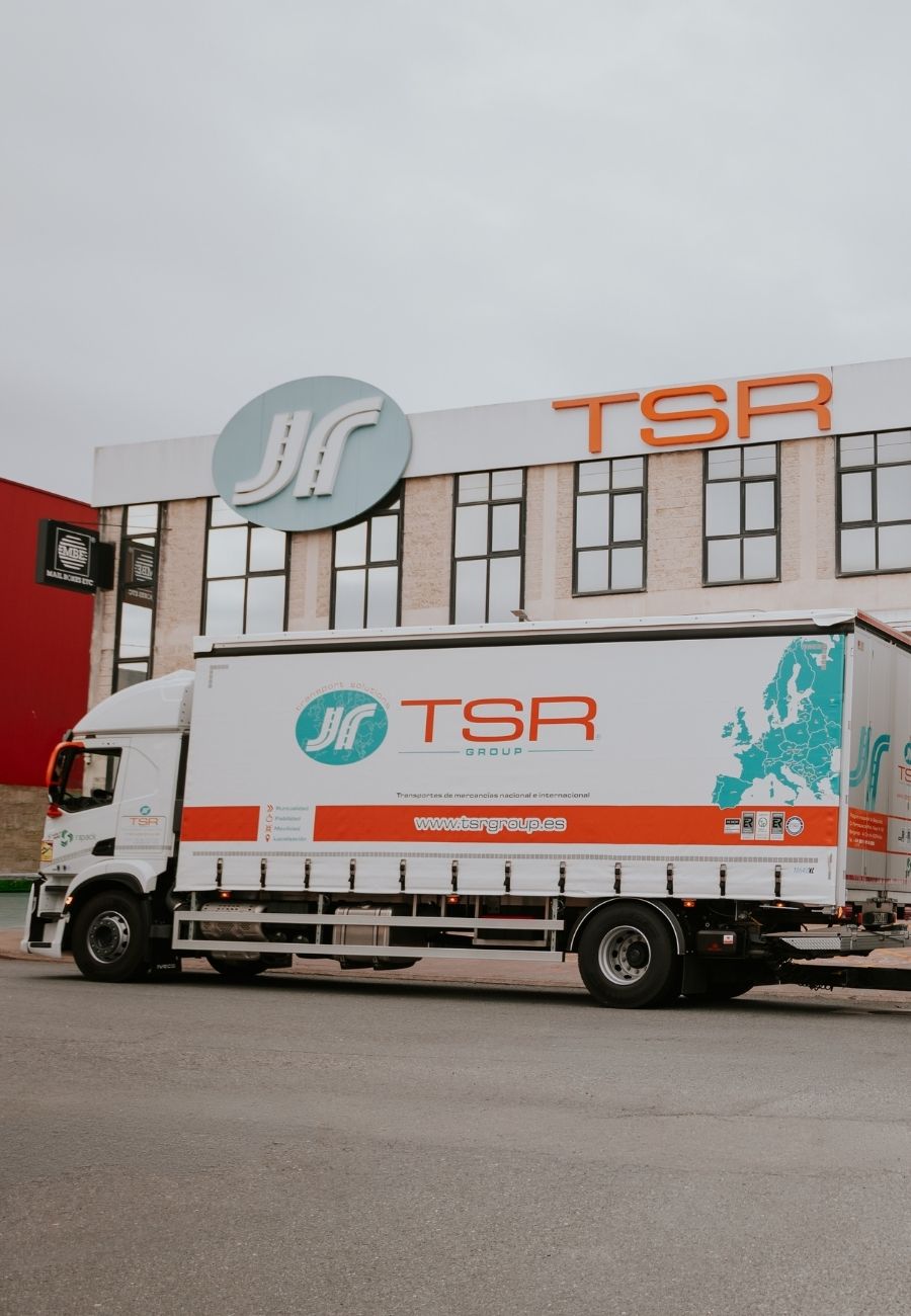 Camión de transporte TSR Group con rotulación corporativa aparcado en la sede central de Bergondo, A Coruña